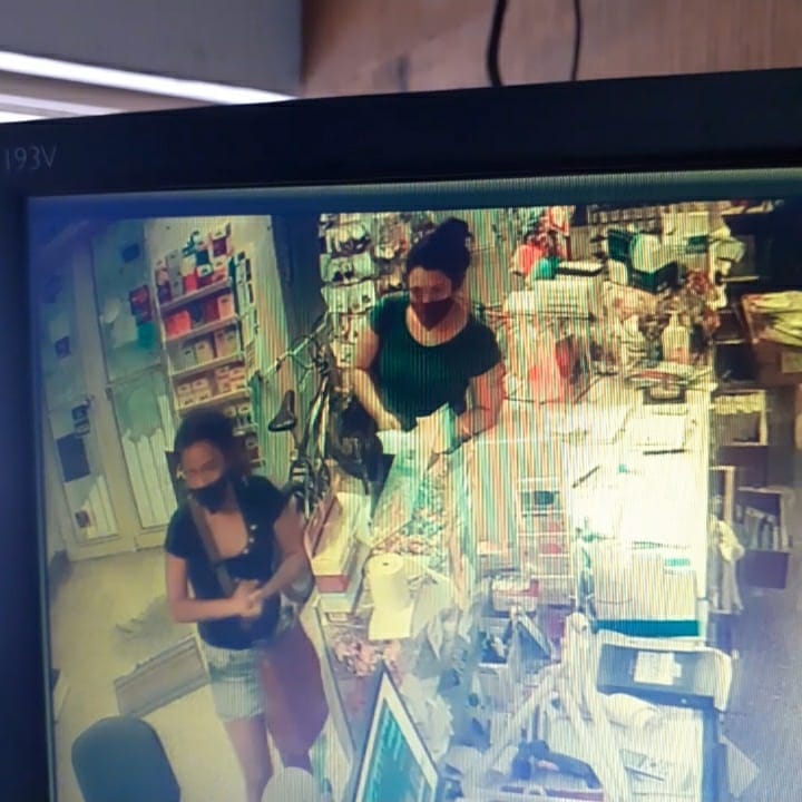 Así robaron un celular en una farmacia de la ciudad