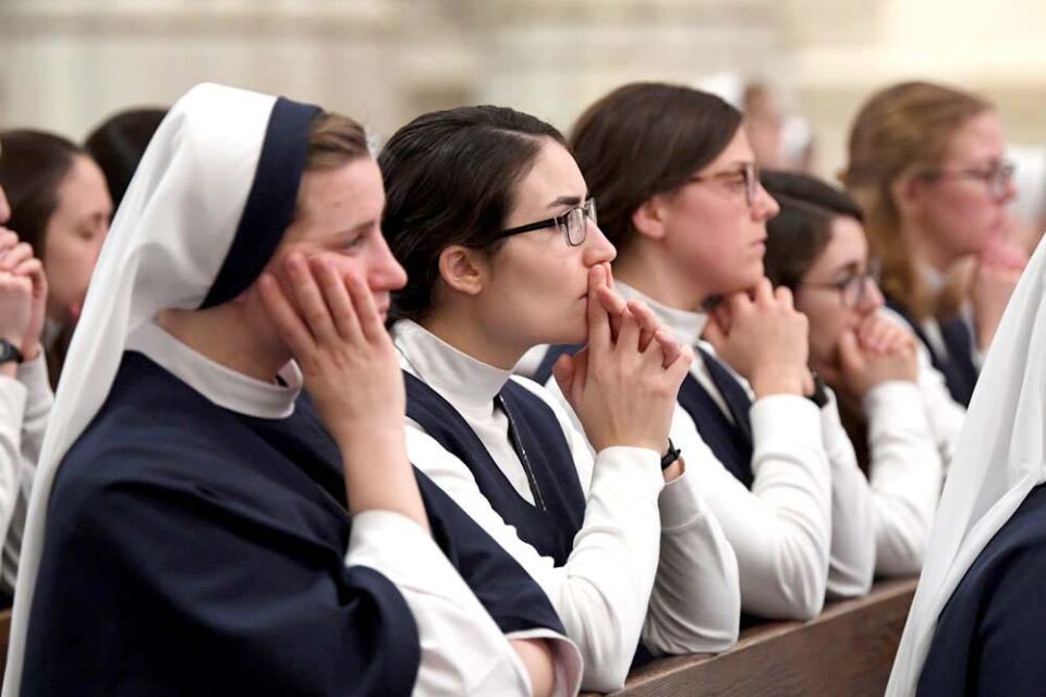 El Papa permite más roles para las mujeres en la Iglesia