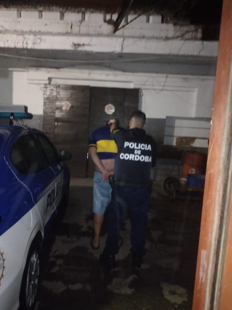 El hecho ocurrió durante la madrugada de este domingo, en un control rutinario presidido por efectivos de la Departamental Santa María. La motocicleta que conducida el masculino no contaba con papeles y tenía pedido de captura.