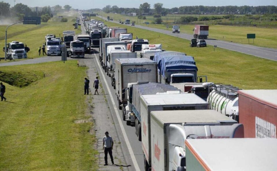 Los cortes de ruta de los camioneros podrían generar desabastecimiento