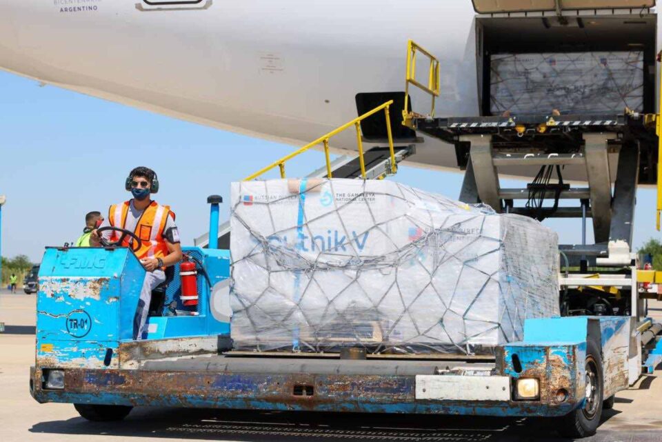 El jueves parte el vuelo a Moscú en busca de 300 mil dosis de la Sputnik V