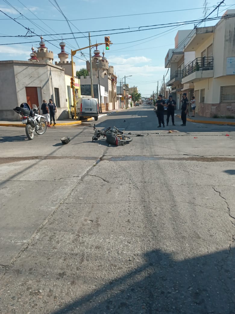 Jóven motociclista en estado crítico luego de chocar con un auto