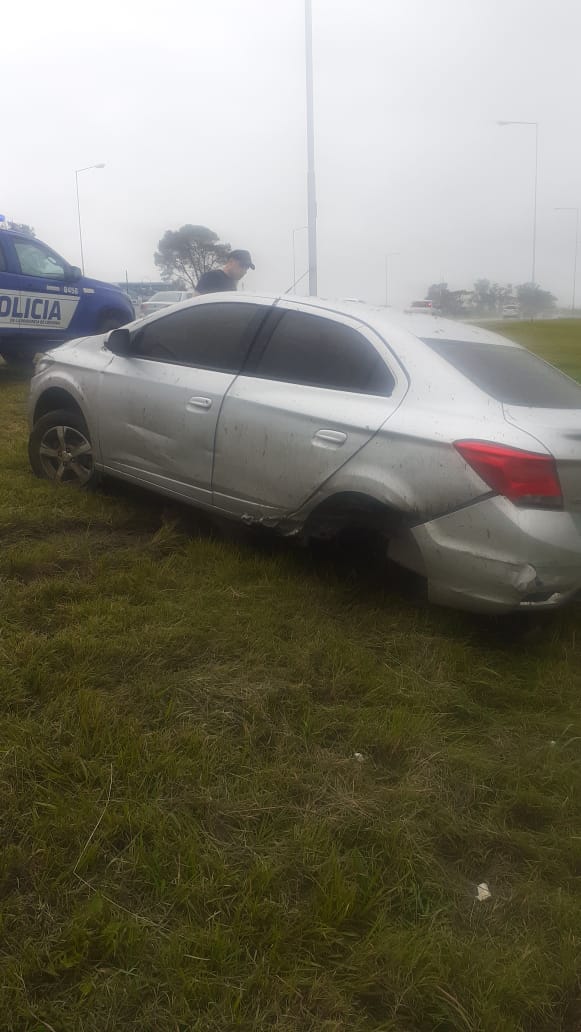 Por la lluvia perdió el control y quedó en la banquina