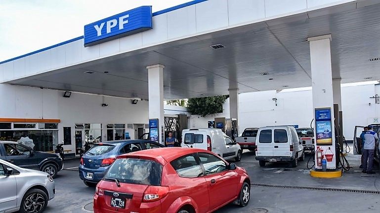 Golpe al bolsillo: YPF también aumentó un 4% el precio de sus combustibles