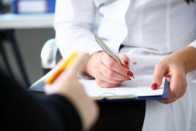 Denuncian a falsa médica que trabajaba en un geriátrico de nuestra ciudad