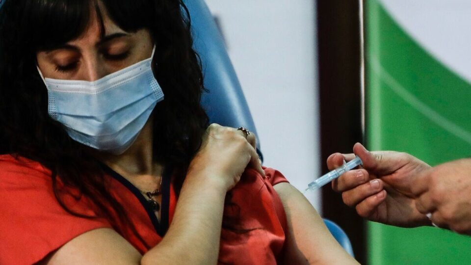 Covid-19: la vacunación de los docentes empezará en febrero