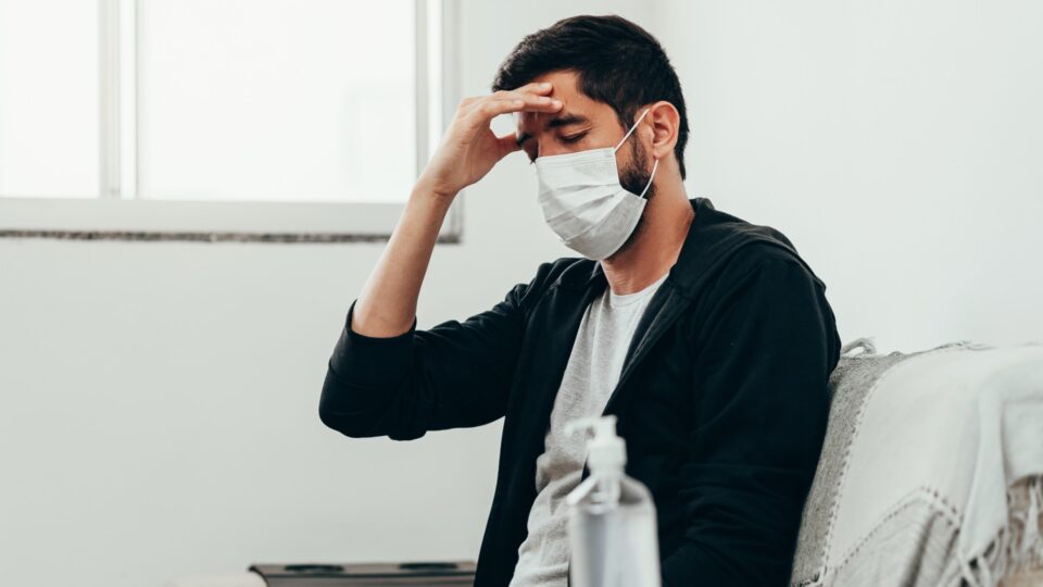 ¿Qué es y cuáles son los síntomas de la "niebla mental" por coronavirus?