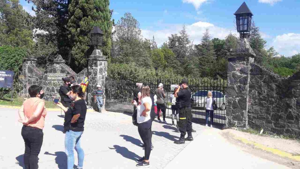 Santuario de Lourdes: "A la virgen la tienen con prisión domiciliaria"