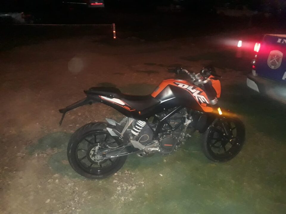 Intentó huir de la policía y fue arrestado: andaba en una motocicleta robada