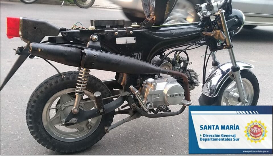 Iba tranquilo empujando su moto y terminó tras las rejas