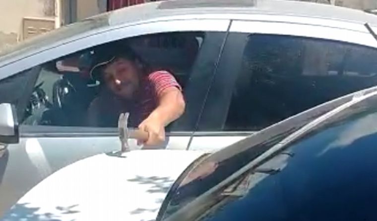 Filmó cuando su ex le daba martillazos a un auto
