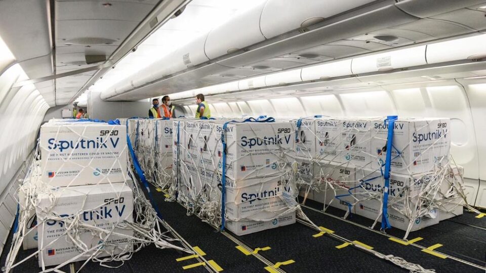 Partió el noveno vuelo de Aerolíneas para traer más vacunas Sputnik V