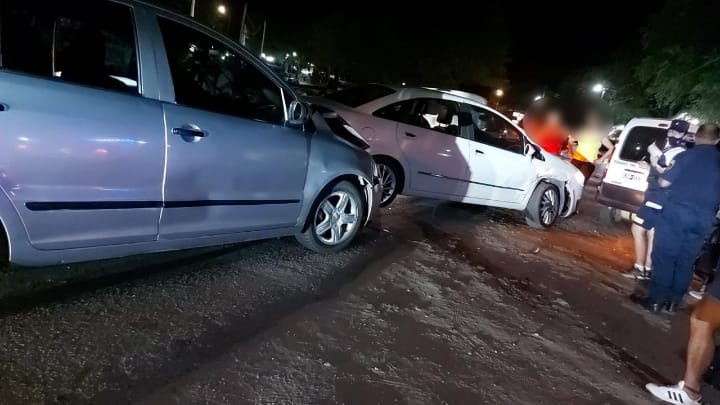 Fuerte impacto de dos automóviles en Villa La Bolsa