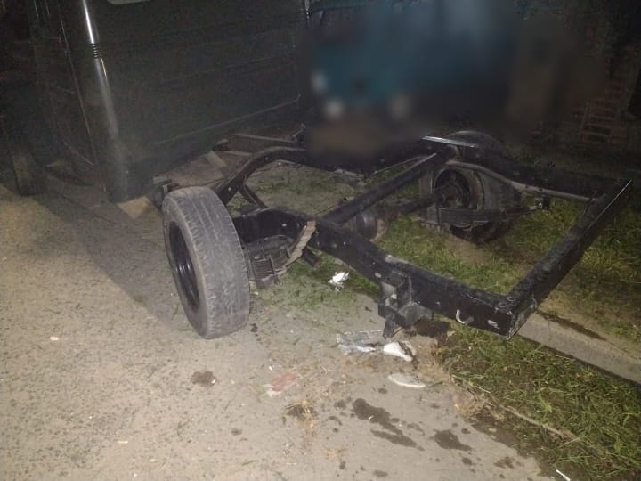 Avenida Malvinas: Chocó e impactó contra las rejas