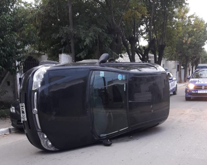 Accidente con vuelco en la calle Reinaldo Luppi
