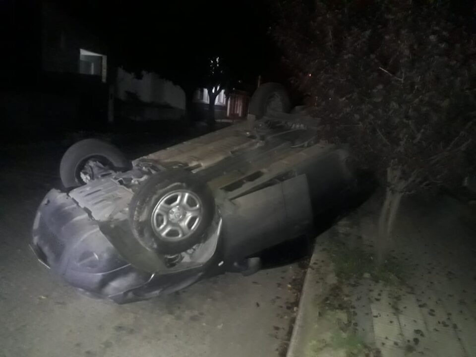 Accidente en pleno barrio Norte: quedó con las cuatro ruedas para arriba