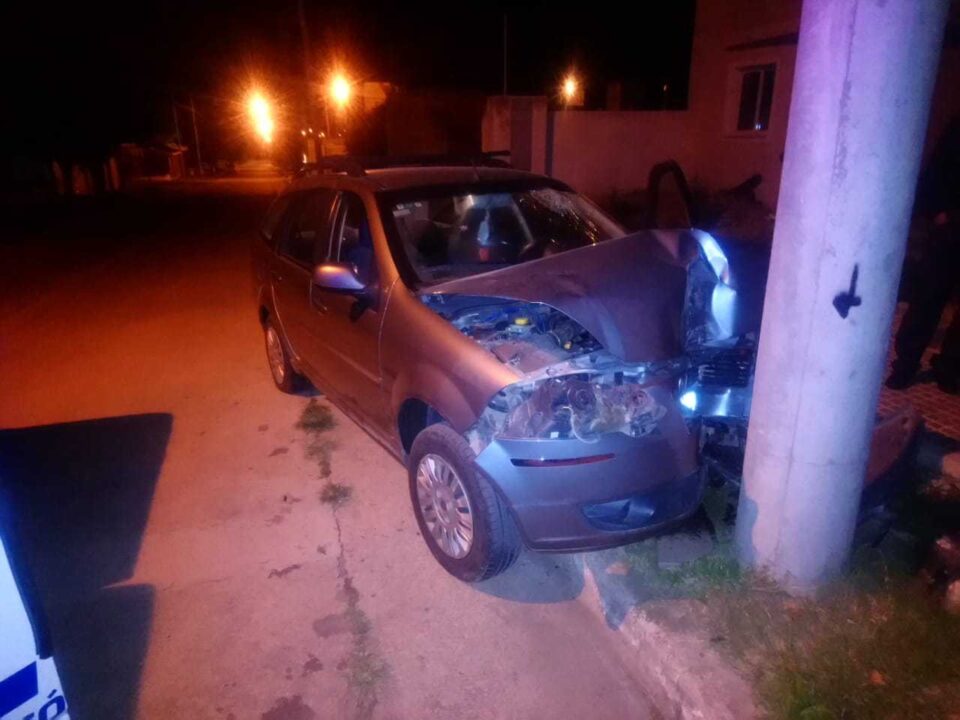 Perdió el control de auto y terminó contra una columna