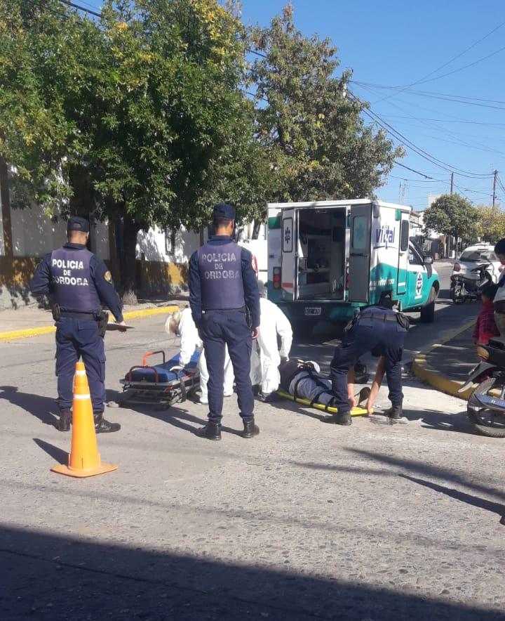 Accidente de tránsito: la motociclista fue trasladada al hospital