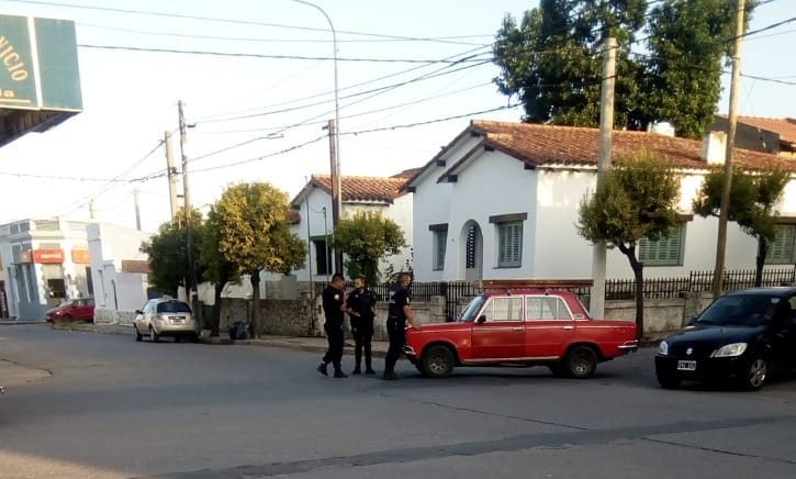 Insólito: hallaron un auto solo, con las puertas cerradas y parado en medio de calle España