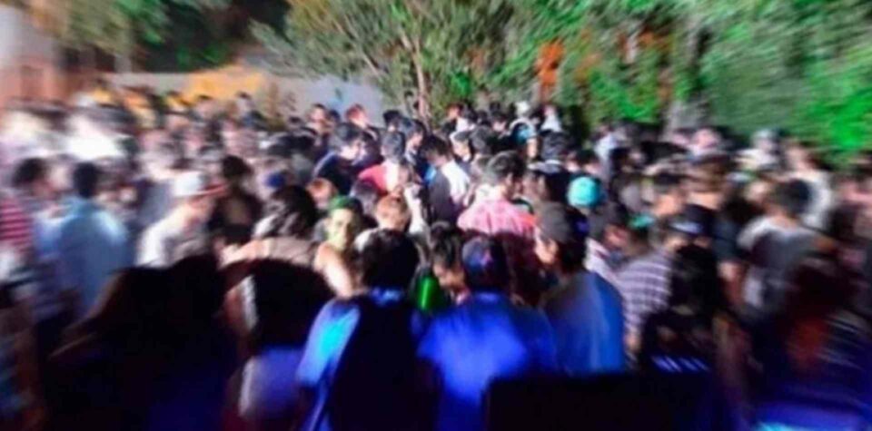 Desbaratan fiesta con 60 personas, entrada paga, barra y hasta un DJ