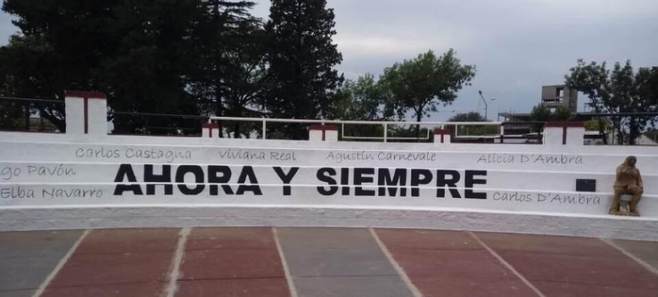 Plaza Mitre ya cuenta nuevamente con los murales blanqueados por la Municipalidad