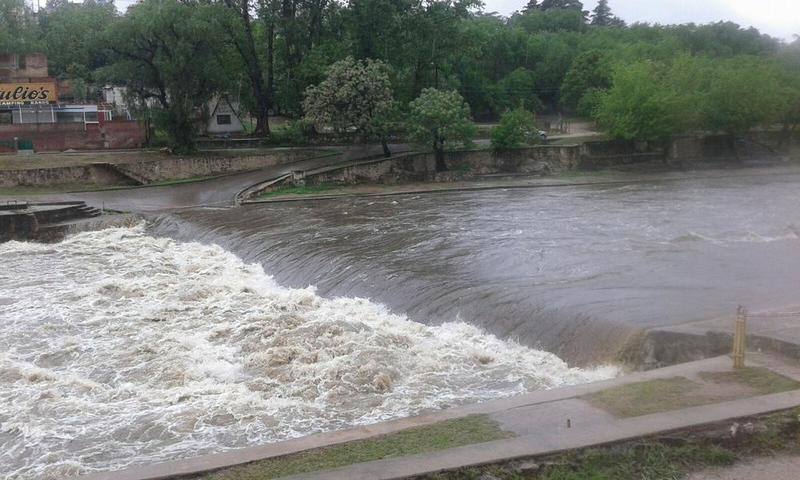 Temporal en las sierras y alerta por crecientes en los ríos