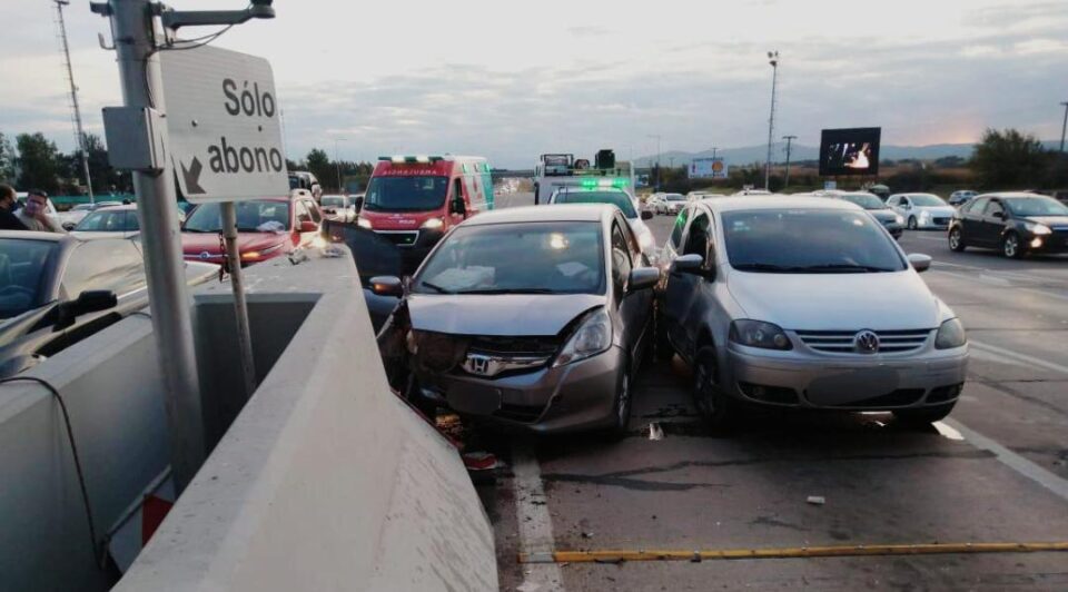 Fuerte colisión con heridos en el peaje de Malagueño