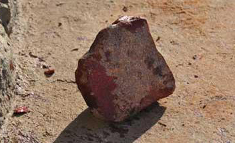 A pedradas y ladrillazos entró a la fuerza a una vivienda