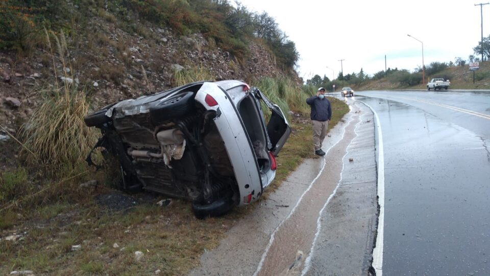 Por el mal clima, un auto despistó y dio seis tumbos
