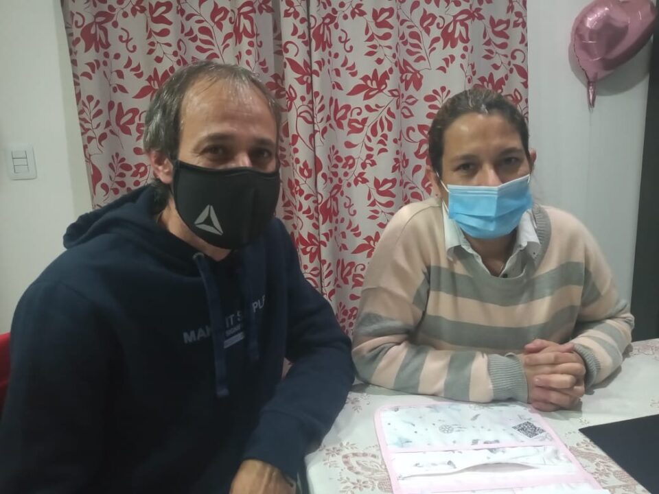 uno de sus hijos, padece síndrome de tourette y otra de sus hijas debe transitar un tratamiento y acompañamiento médico muy costoso. Necesitan cubrir los gastos de su tratamiento.