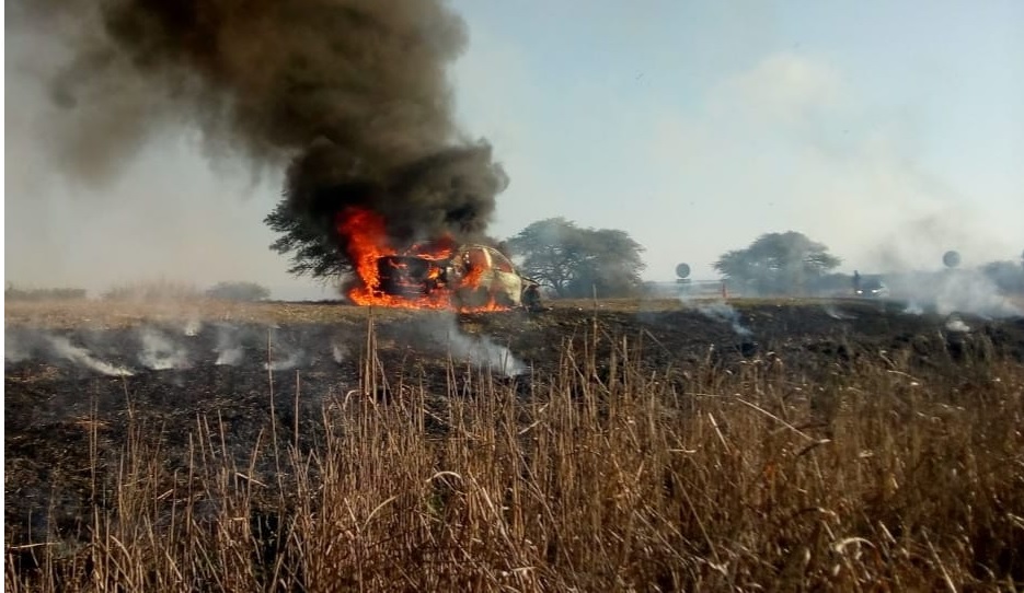 Un Mercedez Benz se incendio por completo sobre ruta C-45