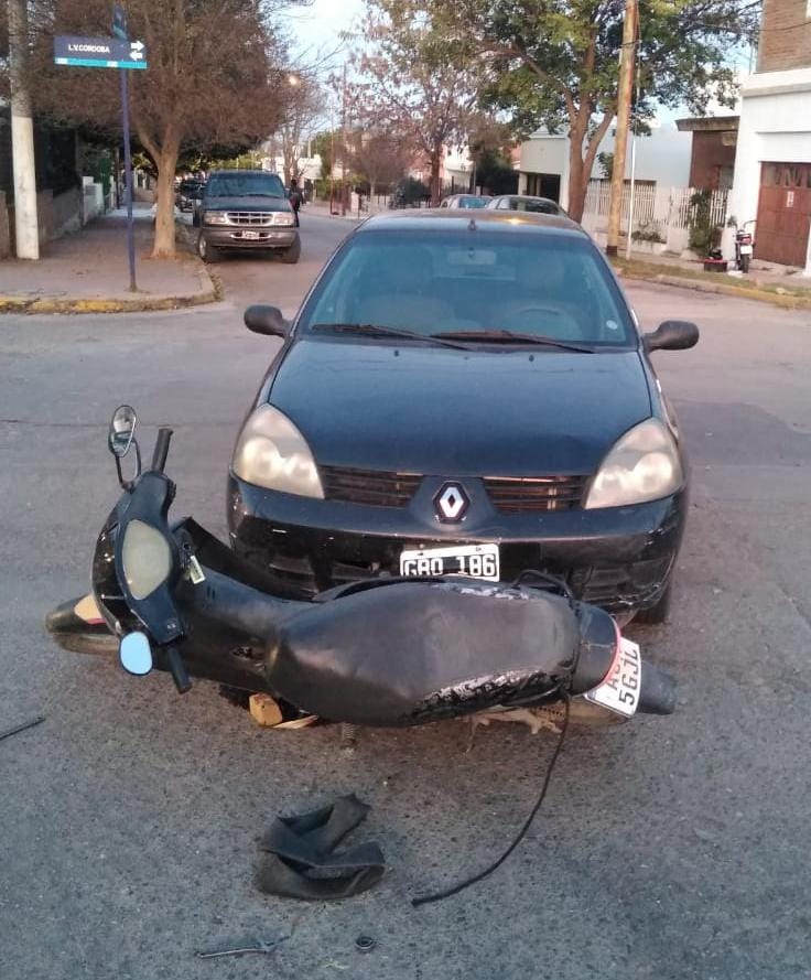 Chocó y terminó con una pierna fracturada