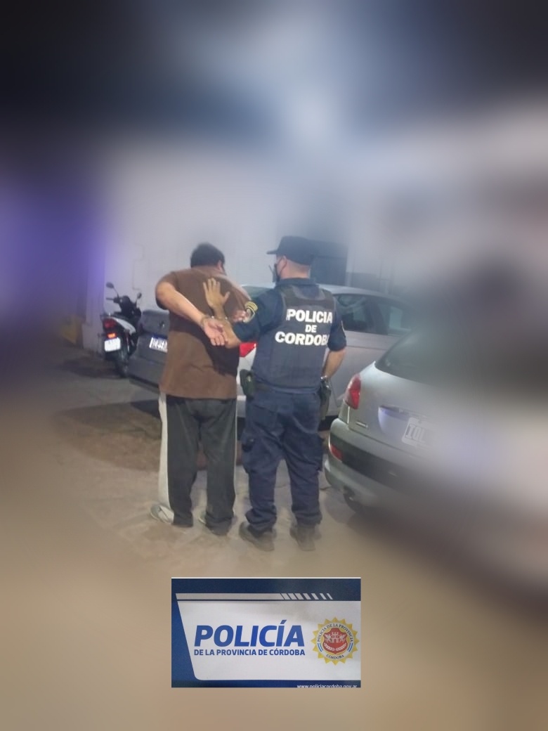 La "ayudó" a cargar bolsos pero le robó el celular