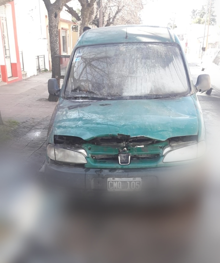En llamas: se incendió un auto en plena calle