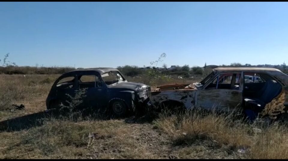 Los vecinos de Barrio La Perla, denuncian que en el lugar se tira tierra y escombros, hay animales muertos y autos abandonados. Piden una solución, ya que se trata de una Reserva Natural.