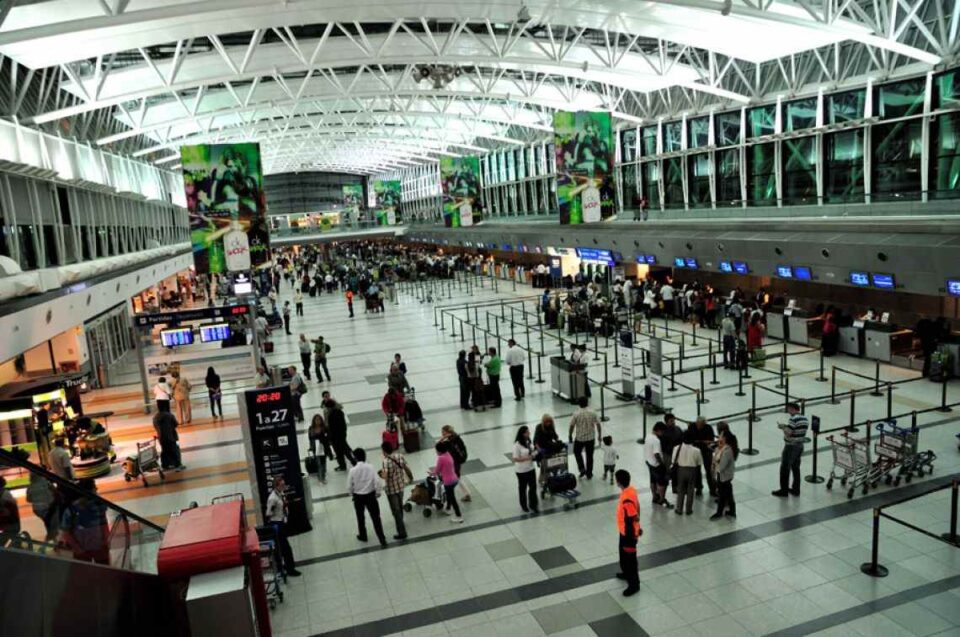 Nuevas restricciones: las aerolíneas ya anunciaron reprogramaciones y cancelaciones de vuelos