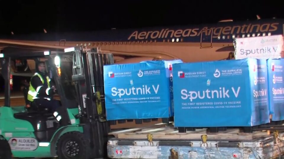 El vuelo de Aerolíneas Argentinas proveniente de Moscú arribará a Ezeiza cerca de la hora 16:00. Traerá 350.000 dosis del segundo componente y 500.000 del primero. El jueves saldrá otro vuelo.