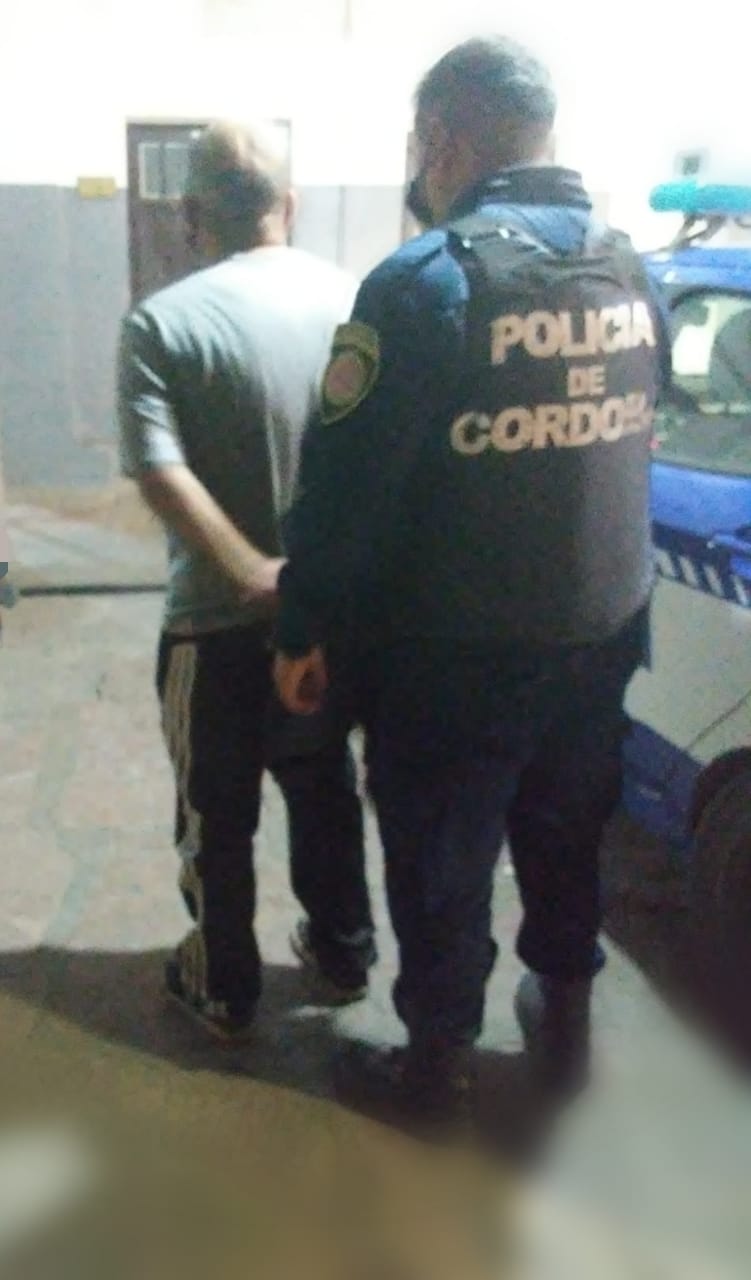 Robó un celular, la policía lo fue a buscar y lo entregó en el acto