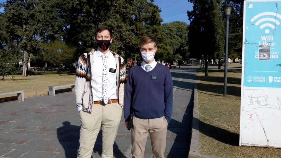 AG Noticias dialogó con Elder y Zack, dos jóvenes oriundos de Estados Unidos. Vinieron a Argentina, más precisamente a Alta Gracia, con un único fin: misionar en nuestra ciudad.