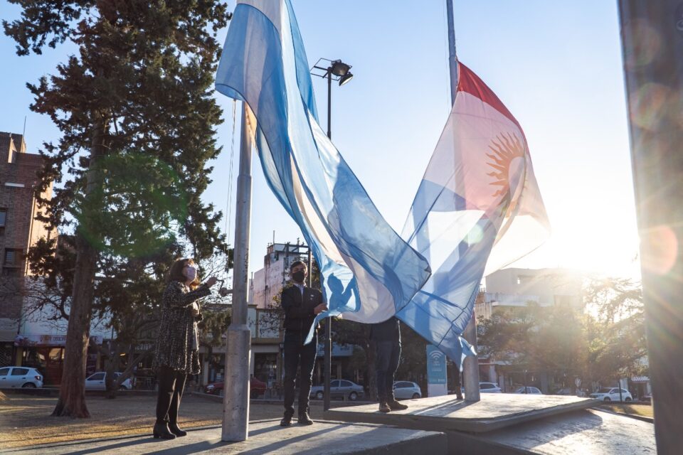 Funcionaros izaron la bandera en un nuevo aniversario del Día de la Independencia