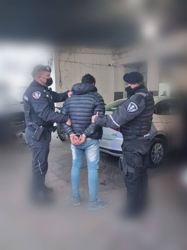 Tenía pedido de captura, fue descubierto por la policía