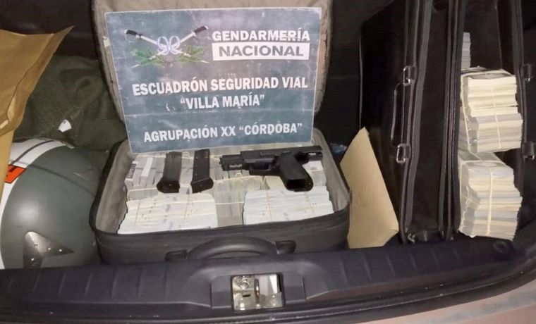 Un padre y su hijo detenidos con un millón de dólares, armas y municiones