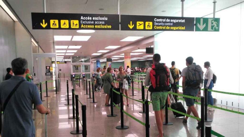 España impone cuarentena obligatoria para quienes arriban desde Argentina