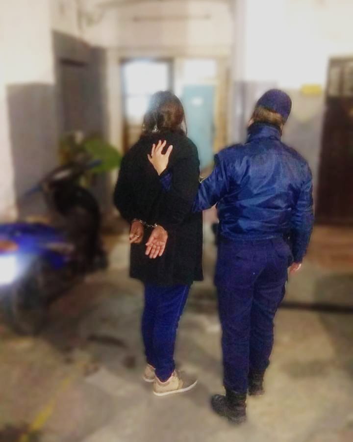 Dos mujeres detenidas por violar órdenes de restricción
