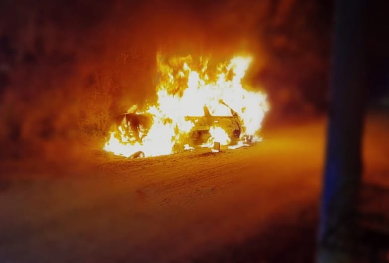 Un auto explotó y se incendió por completo en Villa Los Aromos