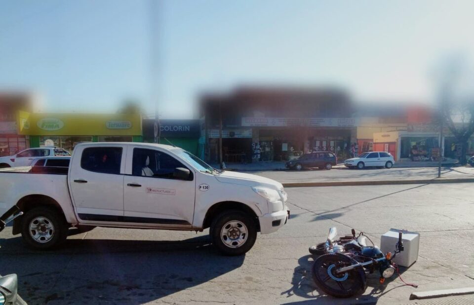 Un motociclista chocó contra una camioneta S-10