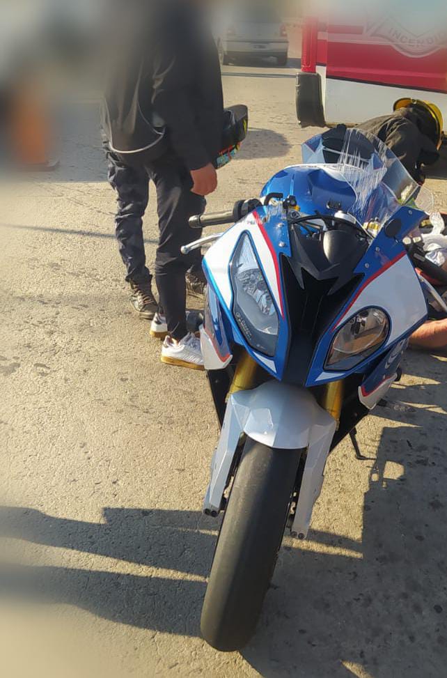 Chocó contra un auto: terminó en el hospital