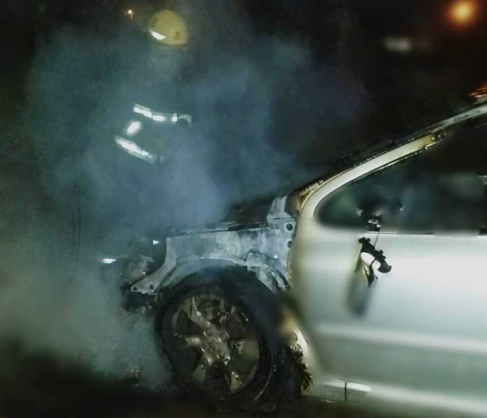 Hubo fuego en La Hornilla: un auto fue reducido por las llamas