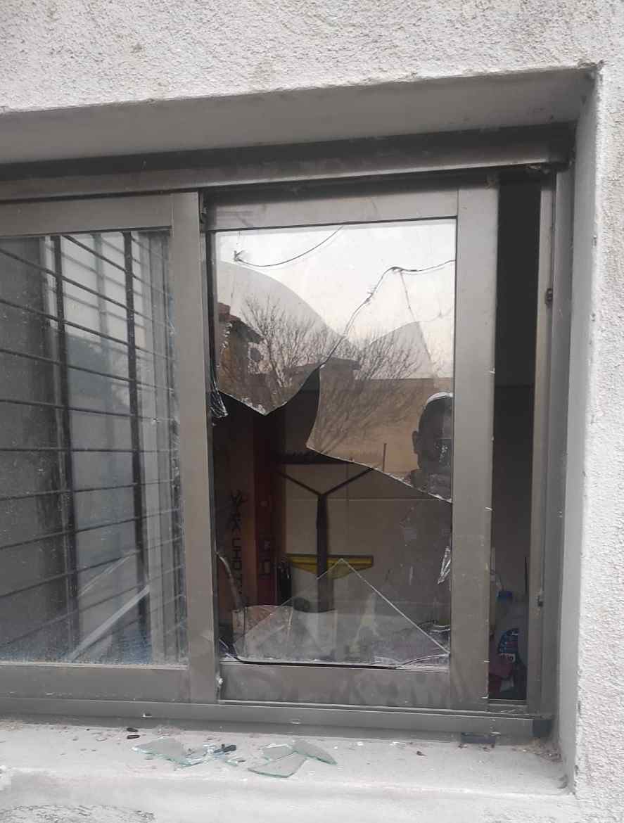 Aprovecharon la ausencia del dueño, rompieron una ventana y robaron