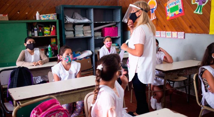 Córdoba analiza volver desde setiembre a la presencialidad plena en las escuelas